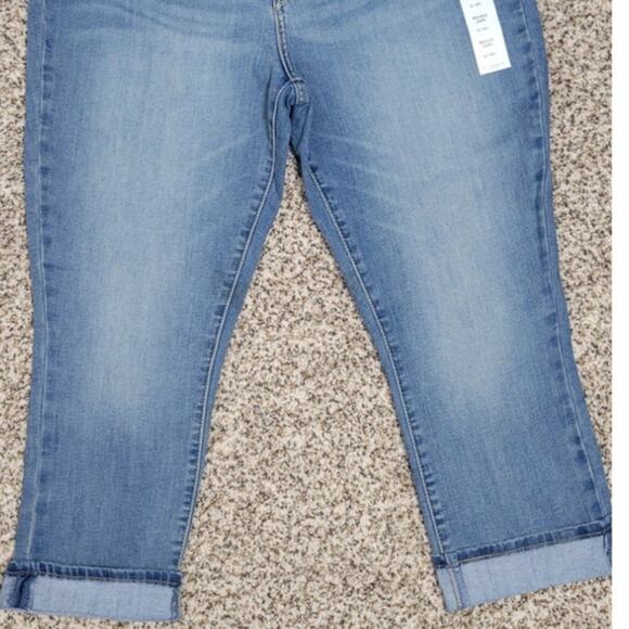 Levi Strauss Signature Capri's Womens 12 Mid Rise Denim Capri Pants Stretch NWT - Picture 6 of 8